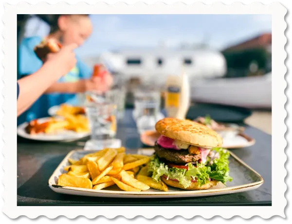 Ein Teller mit Burger und Pommes