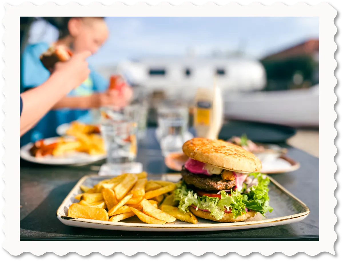 Ein Teller mit Burger und Pommes