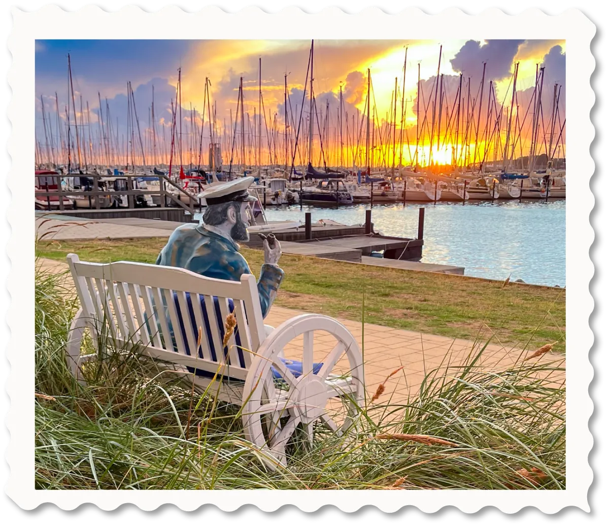 Blick auf den Hafen mit Sonnenuntergang