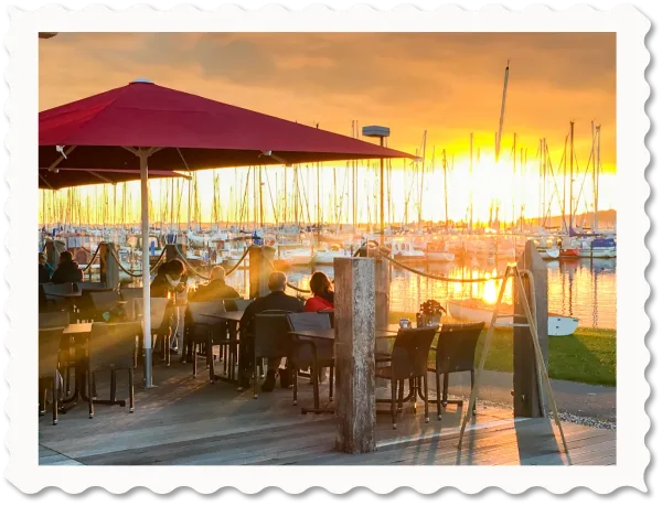 Terasse mit Gästen im Sonnenuntergang
